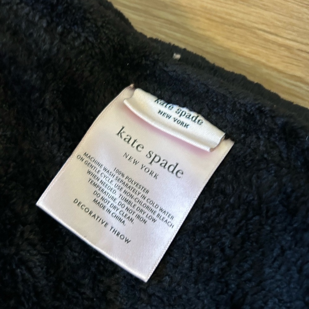 kate spade black plush throw with logo patch - Picture 3 of 3